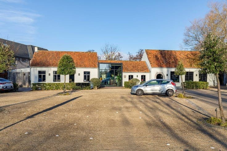 Luxurious property with concierge residence, parking, terra