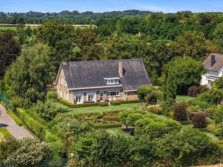 KARAKTERVOLLE VILLA OP EEN UITZONDERLIJK PERCEEL VAN 36A7...