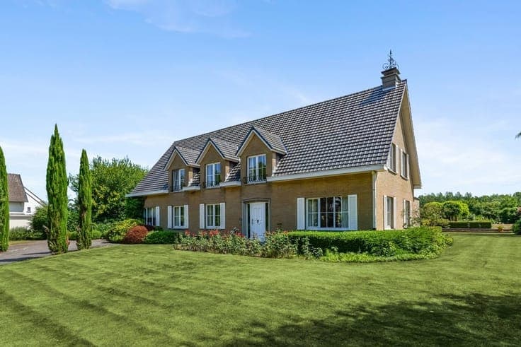 KARAKTERVOLLE VILLA OP EEN UITZONDERLIJK PERCEEL VAN 36A7...