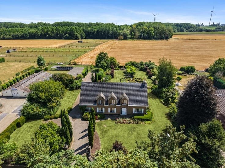 KARAKTERVOLLE VILLA OP EEN UITZONDERLIJK PERCEEL VAN 36A7...