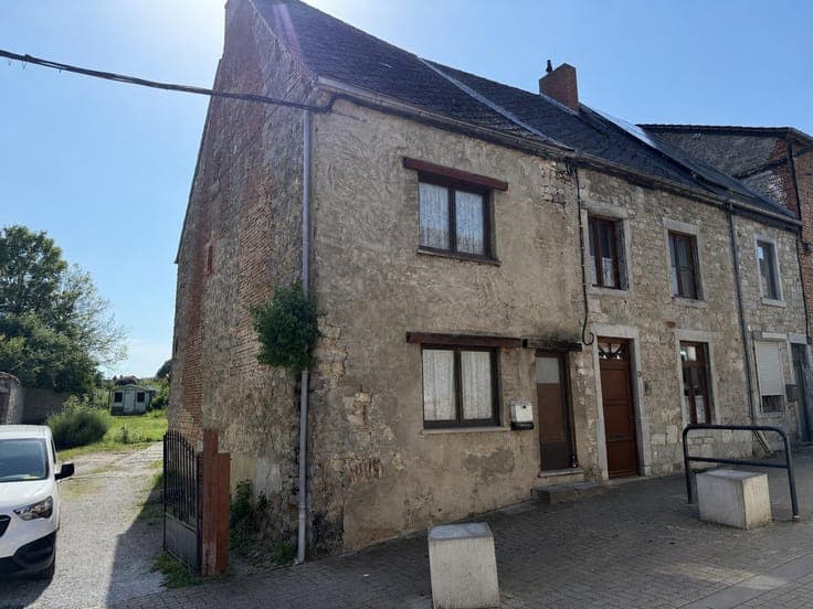 Belle maison 2 chambres à rénover, pas de jardin.