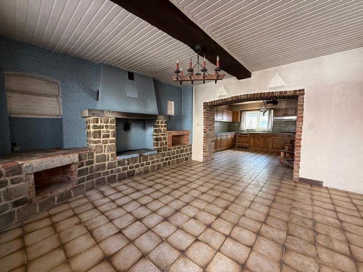 Belle maison 2 chambres à rénover, pas de jardin.