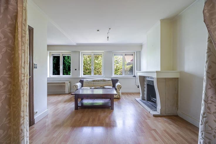 Mooi gelegen half-open woning met tuin en grote garage, v...