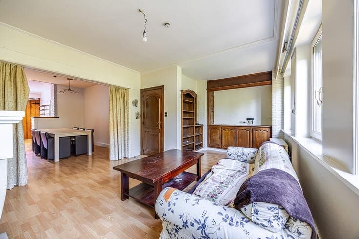 Mooi gelegen half-open woning met tuin en grote garage, v...