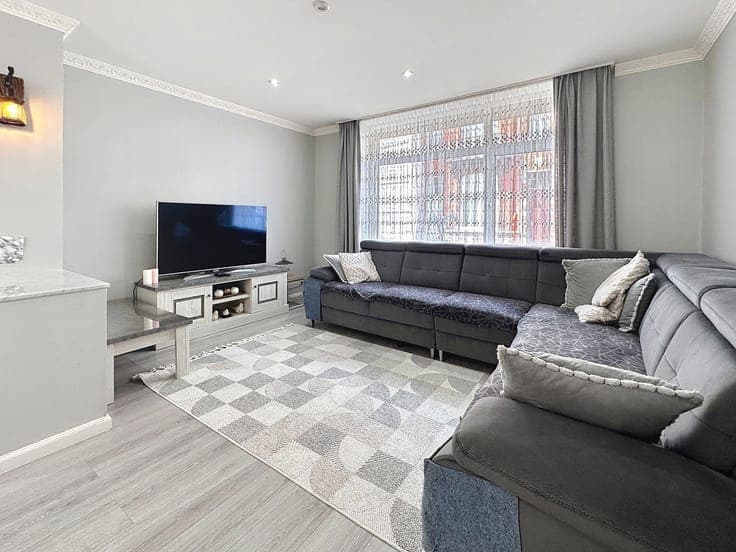 Spacious 4-bedroom house with studio