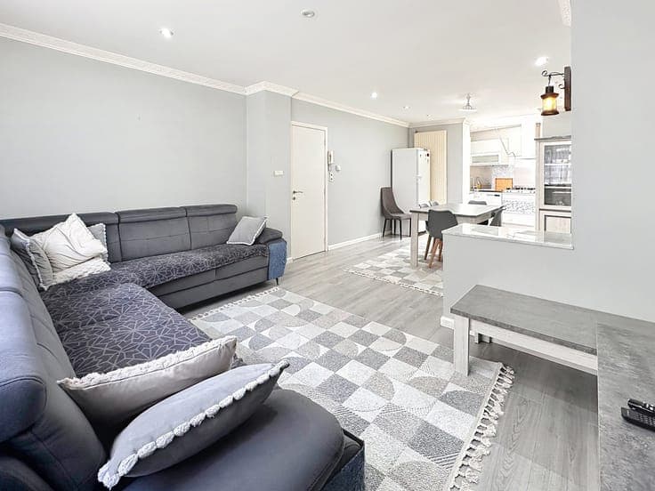 Spacious 4-bedroom house with studio