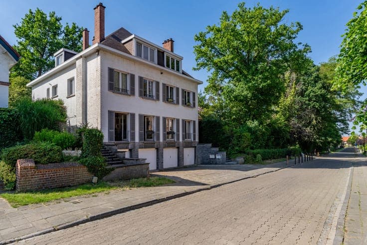 5 residential units garden parking spaces.