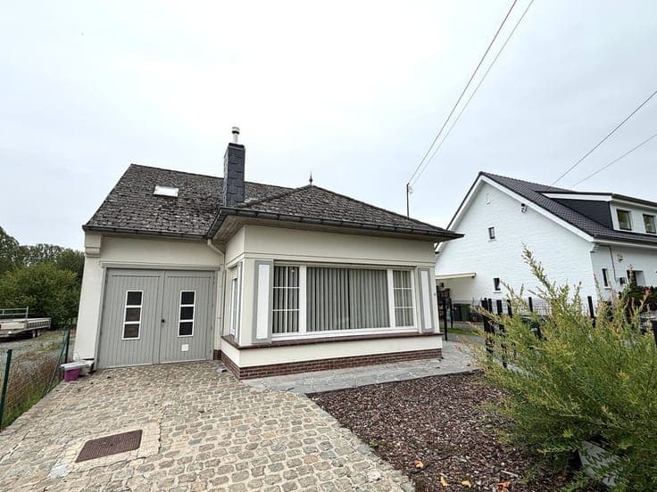 OPEN-CONCEPT HOME WITH 3 BEDROOMS, A GARAGE, AND A GARDEN