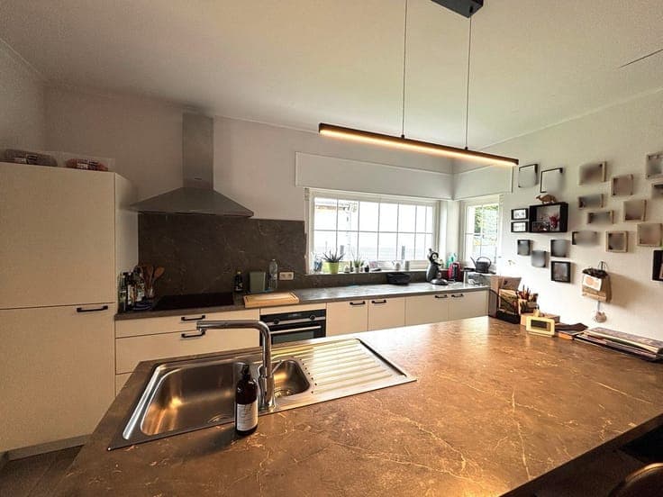 OPEN-CONCEPT HOME WITH 3 BEDROOMS, A GARAGE, AND A GARDEN