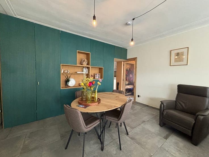 OPEN-CONCEPT HOME WITH 3 BEDROOMS, A GARAGE, AND A GARDEN