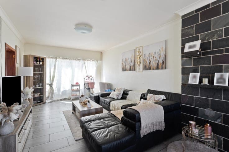 Ruime bel-etage met uitzonderlijke opslagruimte, 2 parkee...