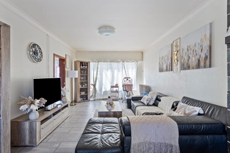 Ruime bel-etage met uitzonderlijke opslagruimte, 2 parkee...