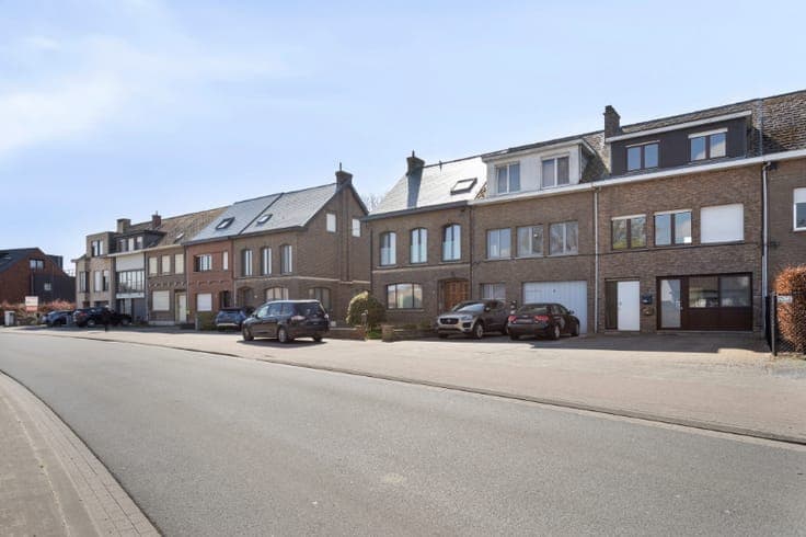 Ruime bel-etage met uitzonderlijke opslagruimte, 2 parkee...