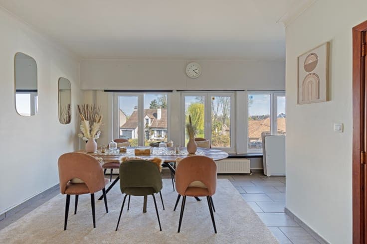 Ruime bel-etage met uitzonderlijke opslagruimte, 2 parkee...