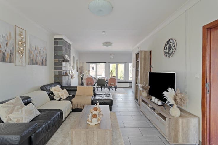 Ruime bel-etage met uitzonderlijke opslagruimte, 2 parkee...