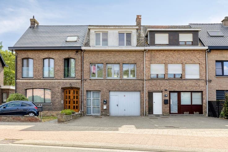 Ruime bel-etage met uitzonderlijke opslagruimte, 2 parkee...