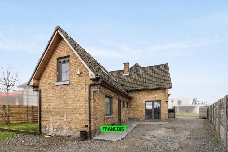 Rural property with house, outbuilding and spacious barn fo…