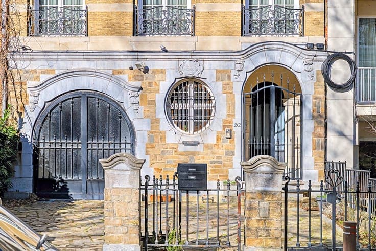 Churchill neighbourhood – Magnificent mansion, renovated man