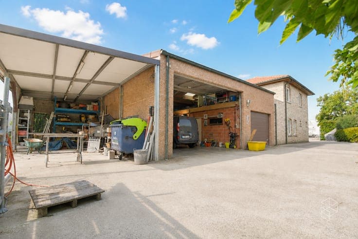 Wonen en ondernemen op één locatie: woning met loods in R...