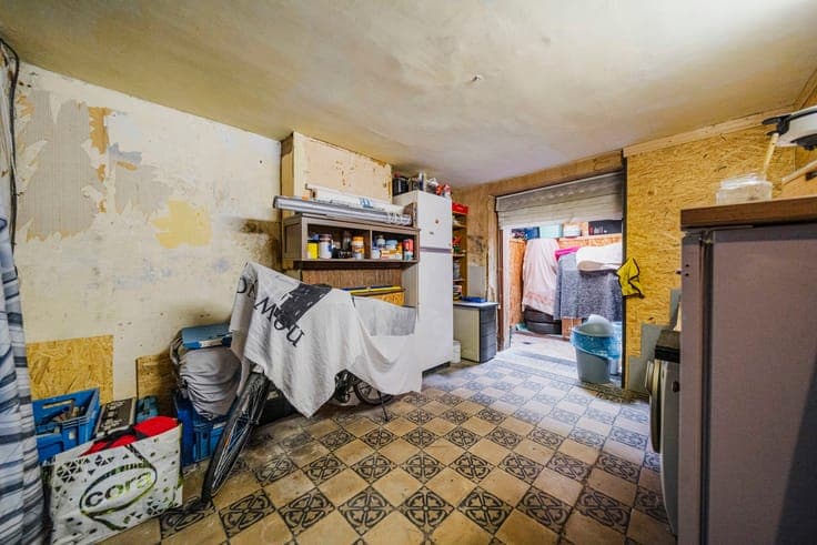 4-bedroom house – potential to create a 2-apartment building