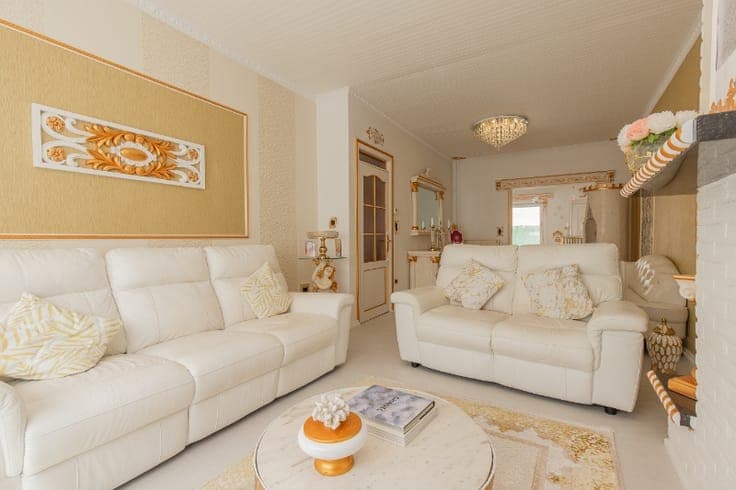 Spacious modern family home with 4 bedrooms and a lovely ...