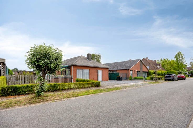 4-bedroom house with a large yard and a pleasant view