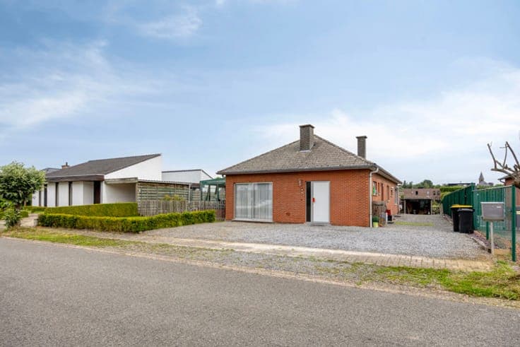 4-bedroom house with a large yard and a pleasant view