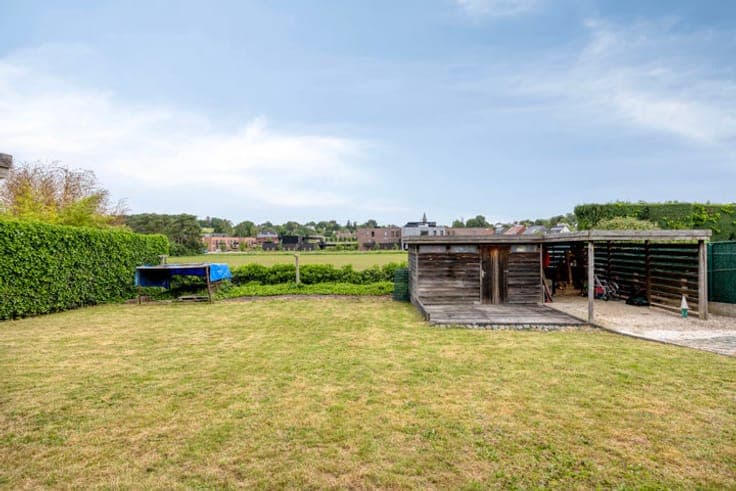4-bedroom house with a large yard and a pleasant view