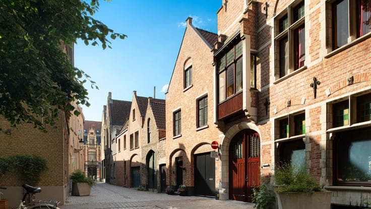 EXCLUSIEVE en VOLLEDIG gerenoveerde charmante stadswonin...