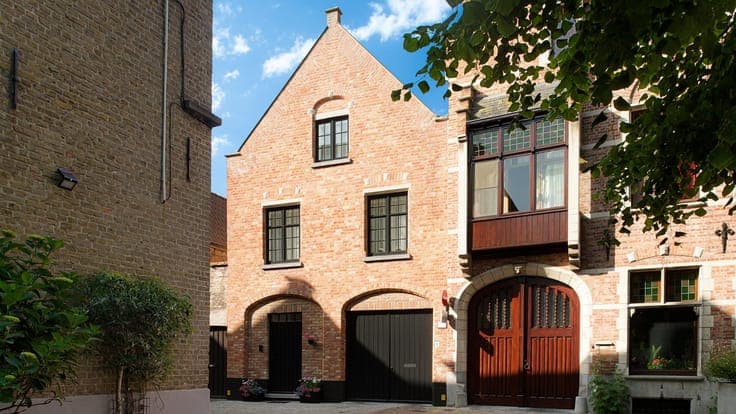 EXCLUSIEVE en VOLLEDIG gerenoveerde charmante stadswonin...