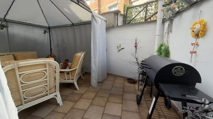 Investment property with 2 residential units
