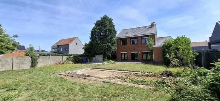 Great house on a nice plot, quiet neighborhood.