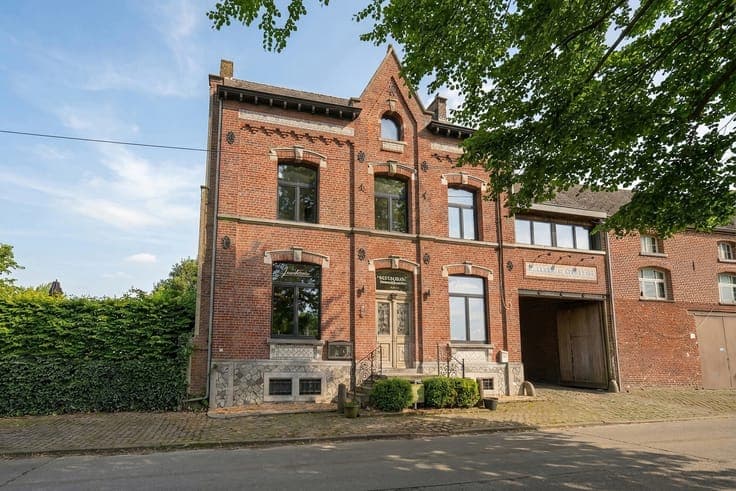 Elegant manor house for residential or professional use!