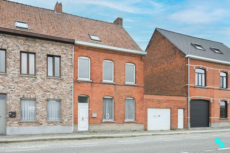 Woonst op riant perceel met ruime opslagruimte/garage