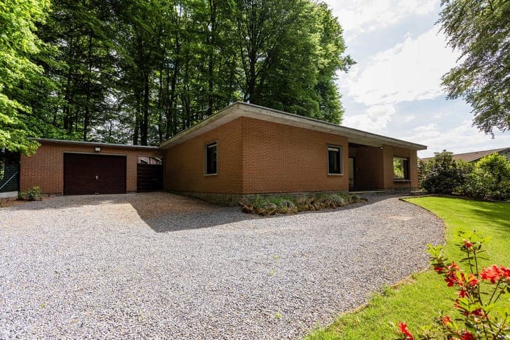 Charming bungalow with private woodland