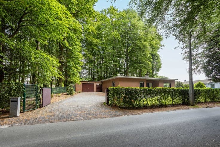 Charming bungalow with private woodland