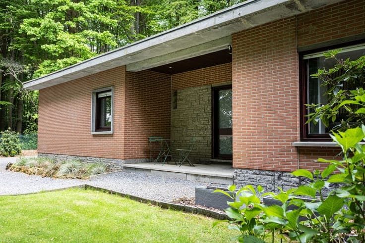 Charming bungalow with private woodland