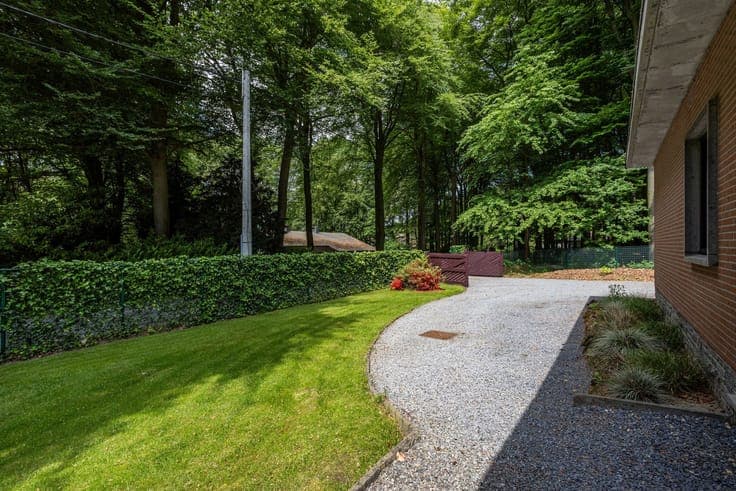 Charming bungalow with private woodland