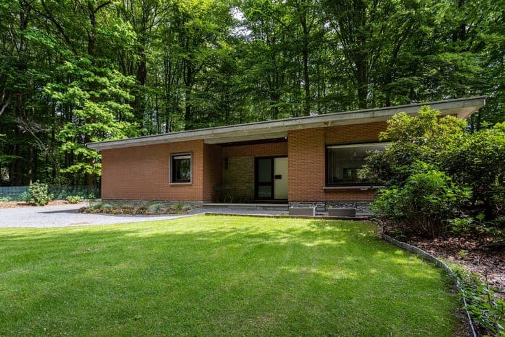 Charming bungalow with private woodland