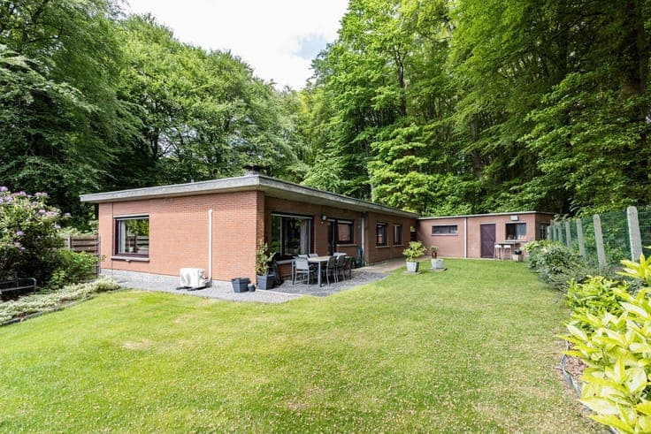 Charming bungalow with private woodland