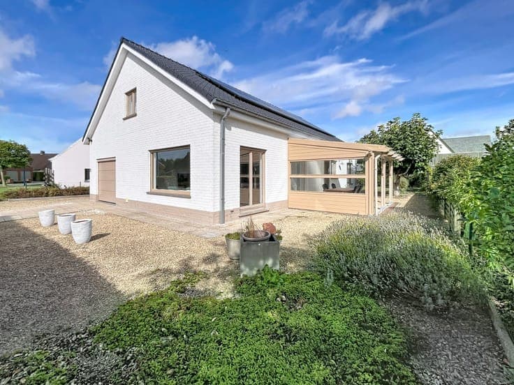 Bungalow woning met 3 slaapkamers, garage en tuin te Oost...