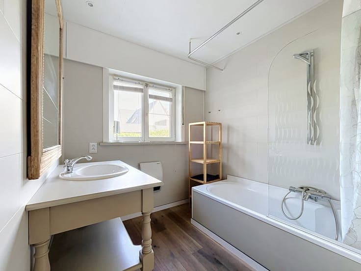 Bungalow woning met 3 slaapkamers, garage en tuin te Oost...