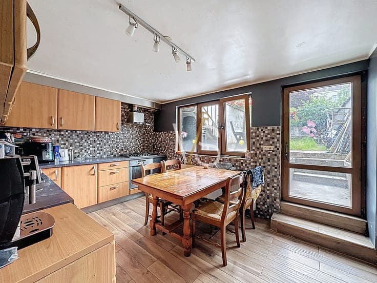 INVESTMENT BUILDING WITH 3 REGISTERED APARTMENTS AND GARDEN!