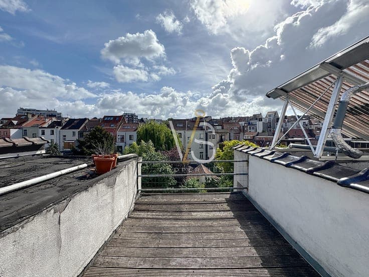 INVESTMENT BUILDING WITH 3 REGISTERED APARTMENTS AND GARDEN!