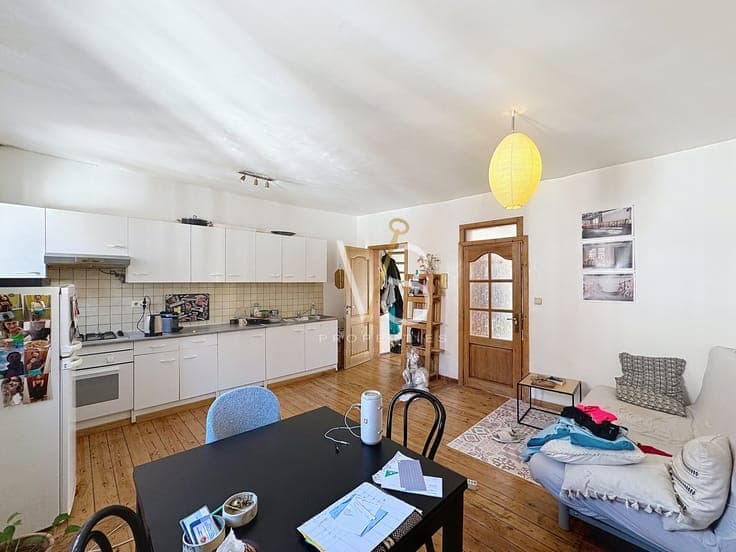 INVESTMENT BUILDING WITH 3 REGISTERED APARTMENTS AND GARDEN!