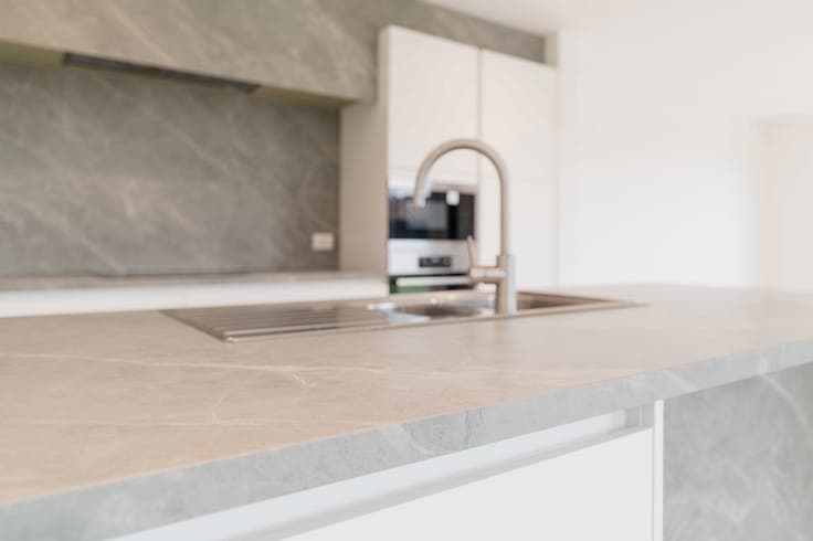 Halfopen moderne woning met zonnige tuin