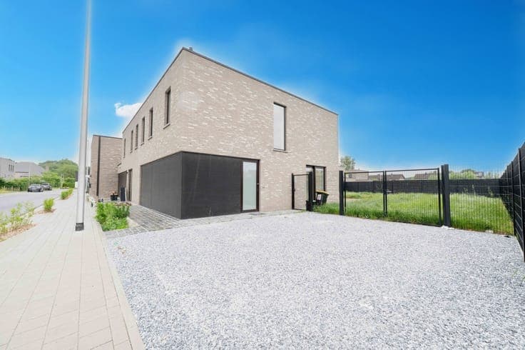 Halfopen moderne woning met zonnige tuin