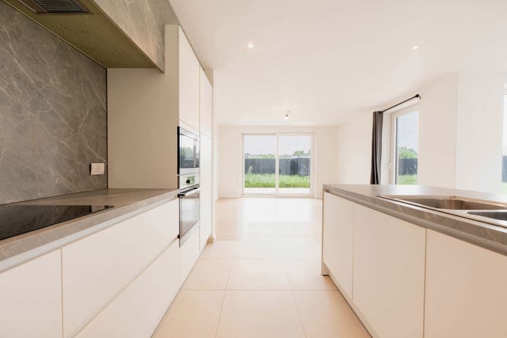 Halfopen moderne woning met zonnige tuin