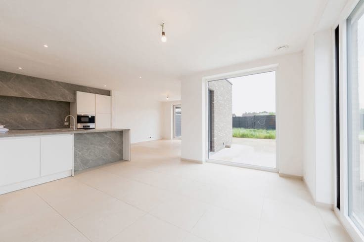 Halfopen moderne woning met zonnige tuin