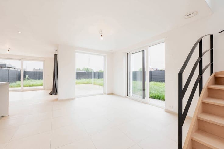 Halfopen moderne woning met zonnige tuin